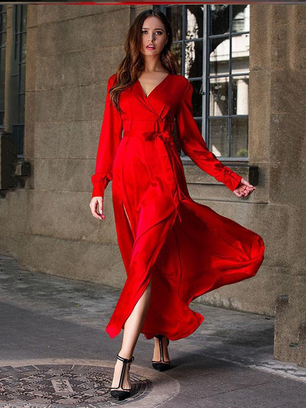 Burq | Elegante jurk met lange mouwen, V-hals, lange splitrok
