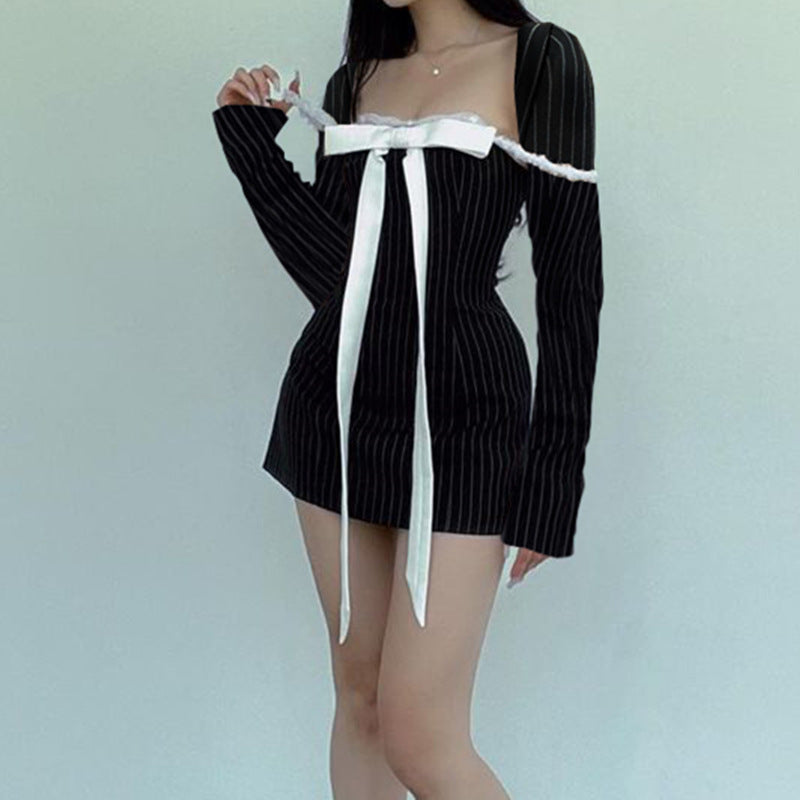 Burq | Elegante jurk met vierkante kraag en vetersluiting in Franse stijl