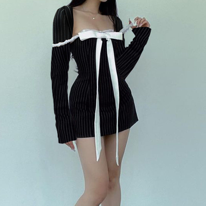 Burq | Elegante jurk met vierkante kraag en vetersluiting in Franse stijl