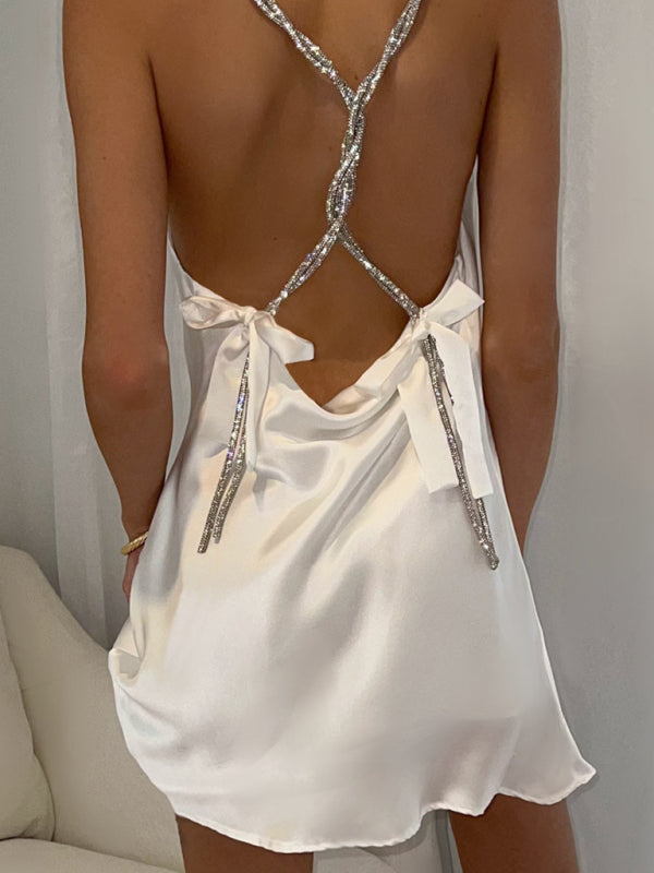 Burq | Elegante satijnen jurk met kettingriem