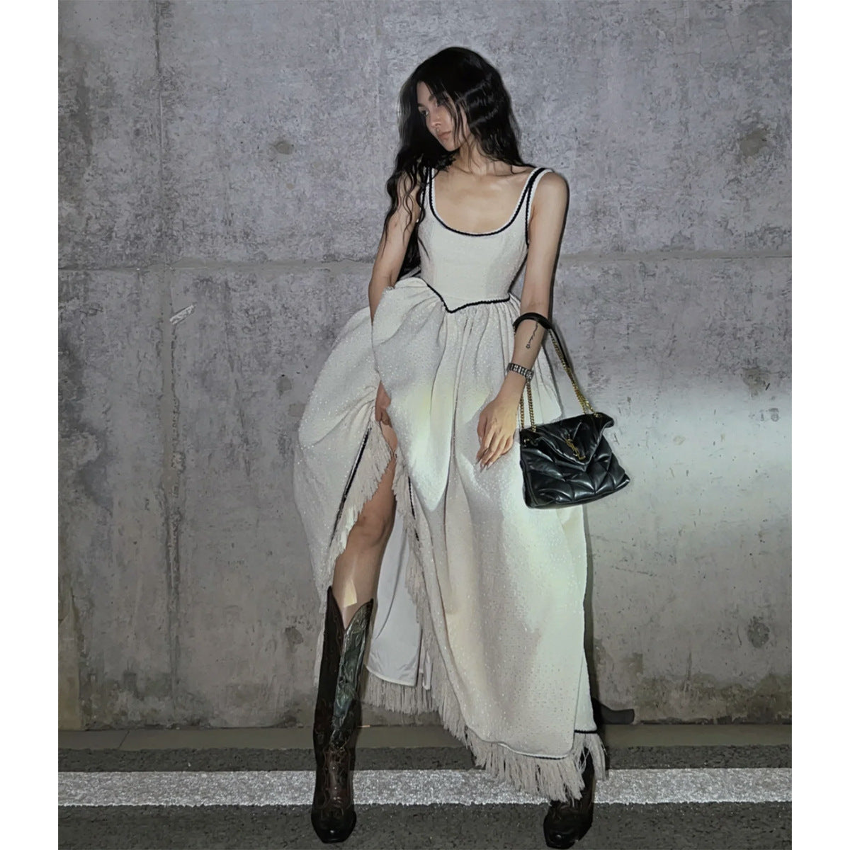 Burq | Exclusieve jurk met effen kleur en kwastjes