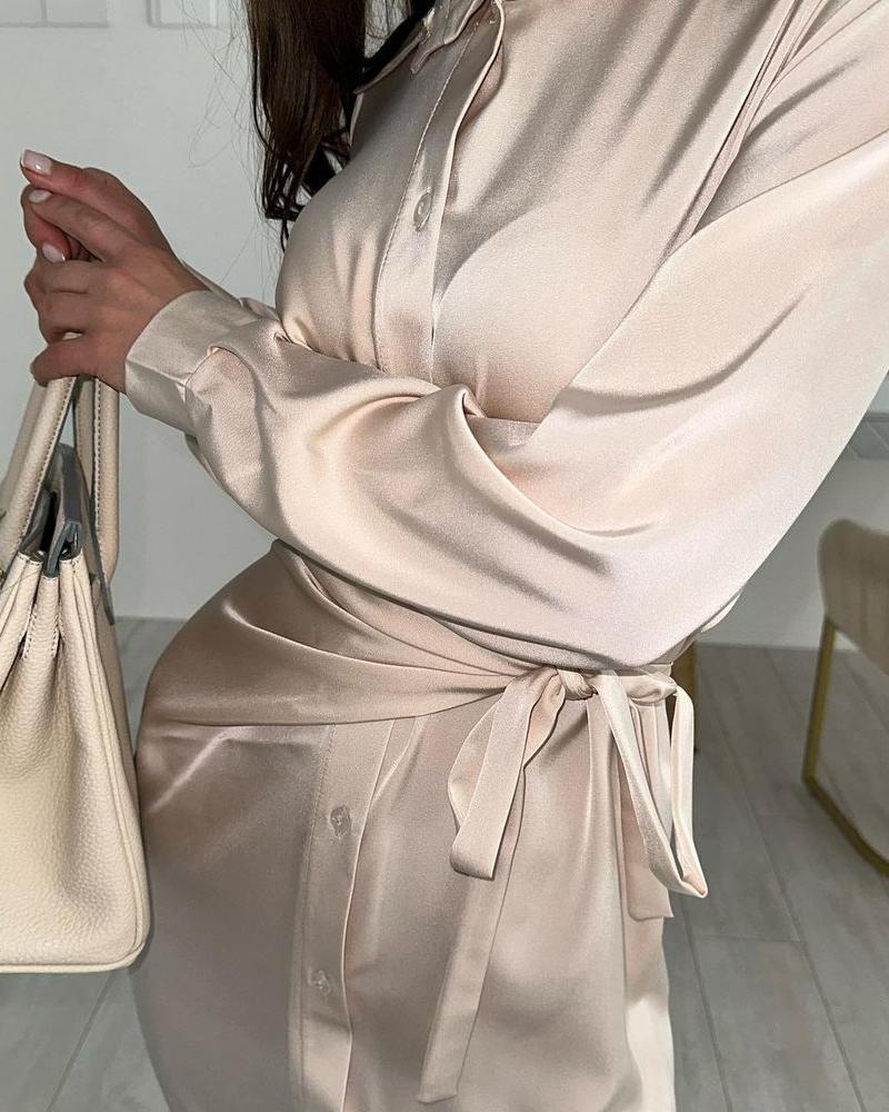 Burq | Luxe satijnen strappy jurk met structuur
