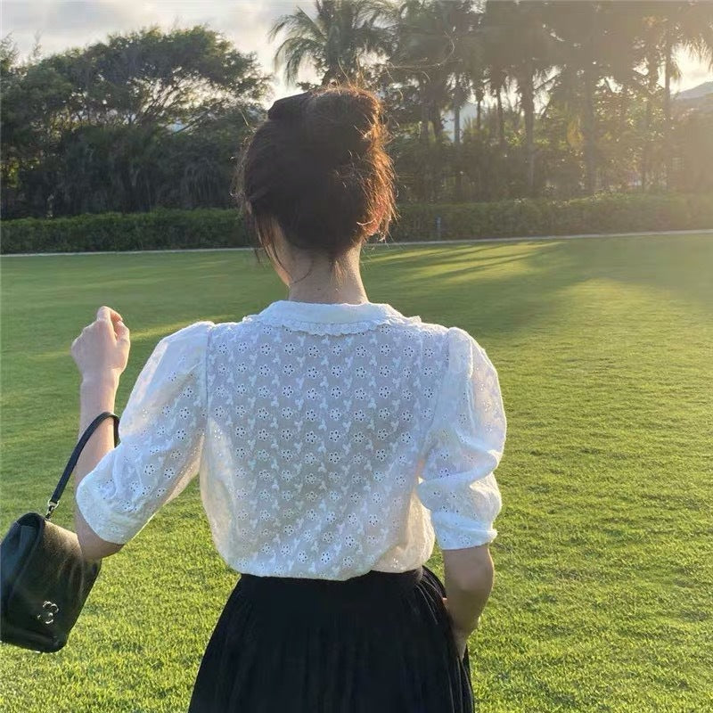 Burq | Stijlvolle hemdblouse met holle bloemkant en korte mouwen en pofmouwen