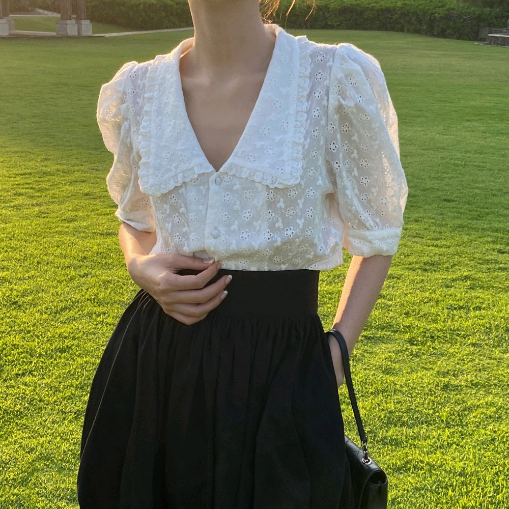 Burq | Stijlvolle hemdblouse met holle bloemkant en korte mouwen en pofmouwen