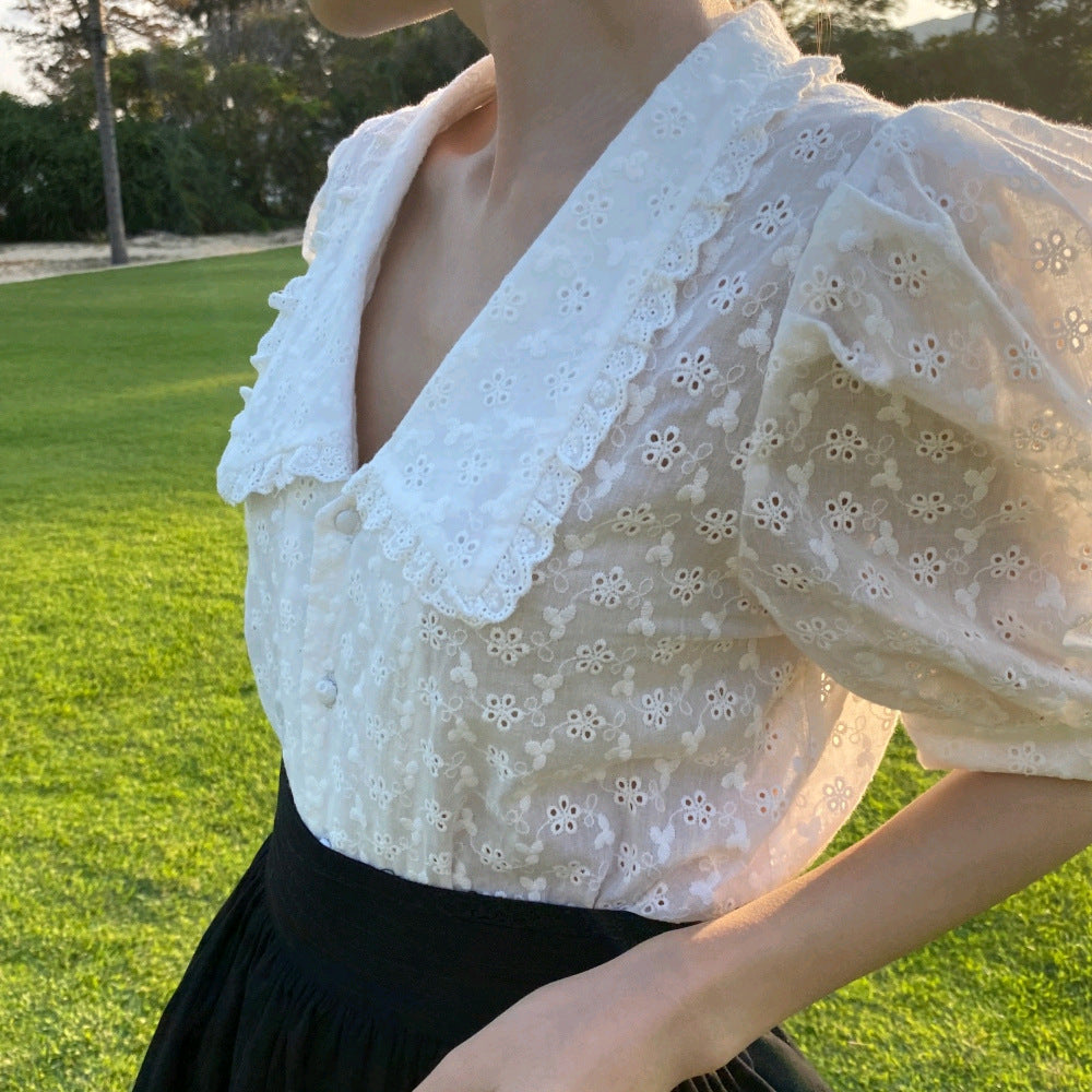 Burq | Stijlvolle hemdblouse met holle bloemkant en korte mouwen en pofmouwen