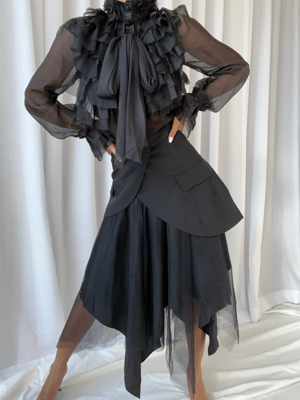 Burq | Trendsetter blouse met strikknoop en ruches in zwart