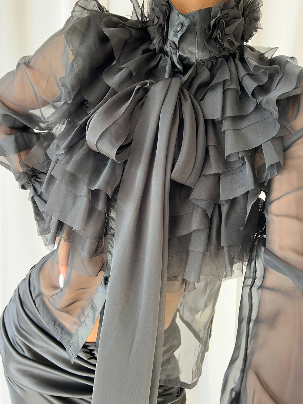 Burq | Trendsetter blouse met strikknoop en ruches in zwart